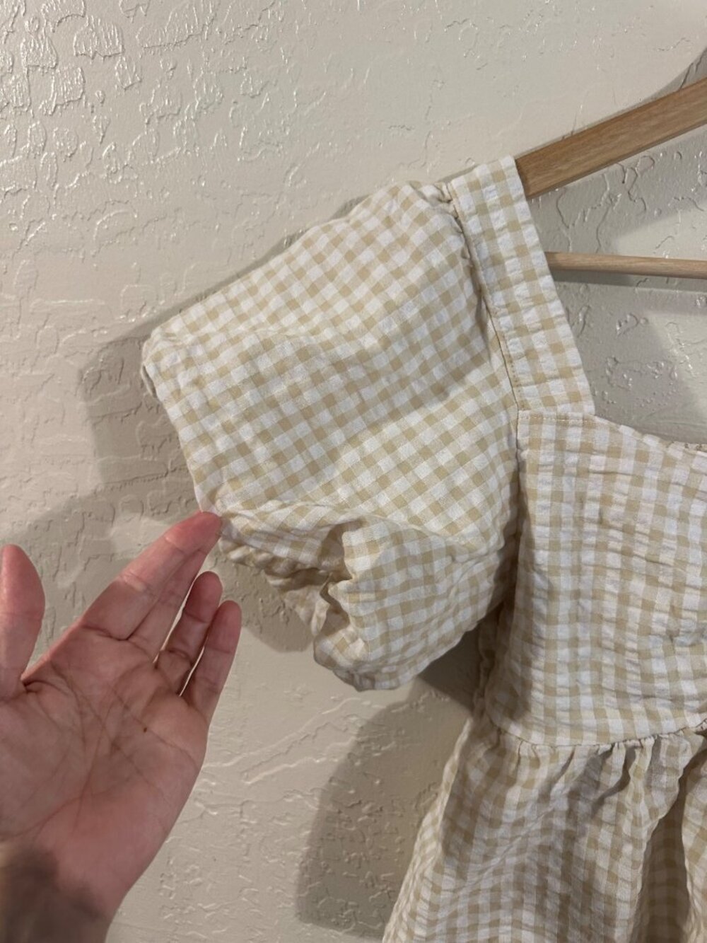 Old Navy Gingham Taupe Babydoll Puff Sleeve Seersucker Cropped Blouse - Picture 4 of 9